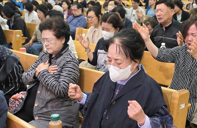 국가3일연합금식성회 참석자들이 12일 서울 중랑구 금란교회에서 대한민국의 자유민주주의와 대통령 선거를 주제로 기도하고 있다.