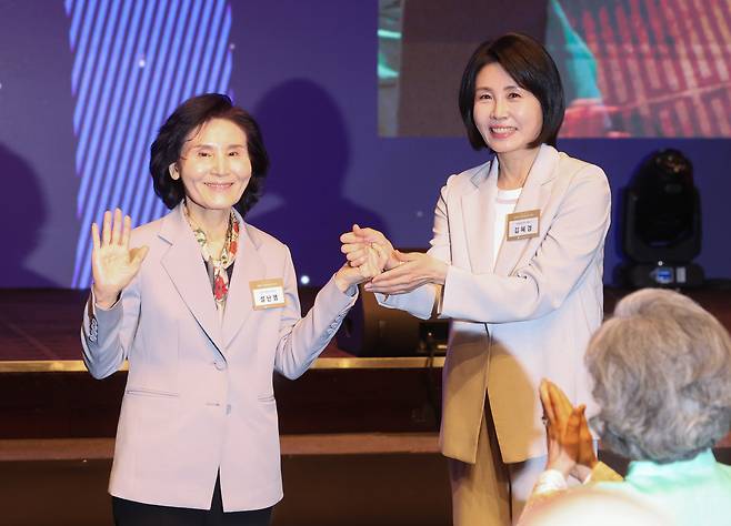 국민의힘 김문수 대선 후보의 부인 설난영씨(왼쪽)와 더불어민주당 이재명 대선 후보의 부인 김혜경씨가 12일 서울 중구 신라호텔에서 열린 중앙신도회 창립 70주년 기념식에서 손을 맞잡고 있다. 연합뉴스