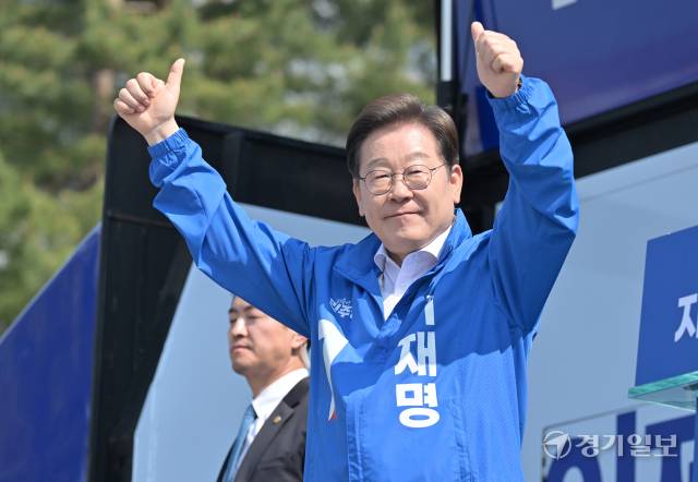 더불어민주당 이재명 대선 후보가 제21대 대통령선거 공식 선거운동 첫 날인 12일 오후 화성특례시 동탄 센트럴파크 음악분수중앙광장 유세장에서 시민들에게 지지를 호소하고 있다. 홍기웅기자