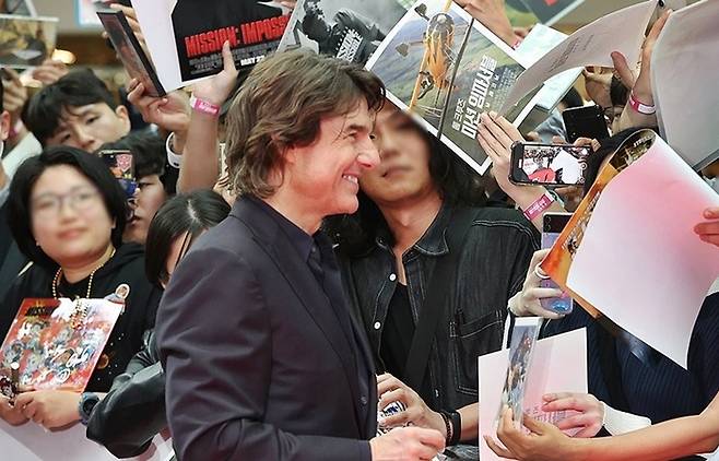 방한한 톰 크루즈의 팬서비스 장면 [사진출처=연합뉴스]