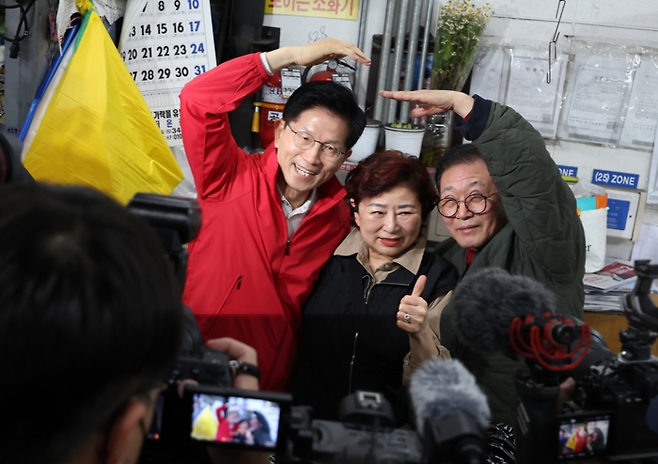 김문수 국민의힘 대선 후보가 서울 송파구 가락시장에서 상인들과 사진 촬영을 하고 있다. [사진출처=뉴스1]