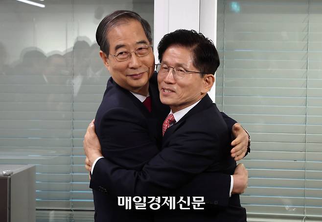 김문수 국민의힘 대선 후보와 한덕수 전 국무총리가 11일 국민의힘 당사에서 회동하고 있다. 2025.5.11 [김호영기자]