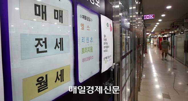 서울의 한 부동산 공인중개사무소 외벽에 전월세 안내판이 붙어있다. [김호영 기자]