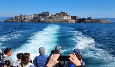 유람선에서 군함도를 바라보는 관광객들. [사진출처 = 서경덕 교수 인스타그램 캡처]