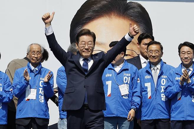 이재명 더불어민주당 대통령 후보가 11일 오전 서울 중구 청계광장에서 ‘빛의 혁명’ 광화문 유세 시작을 알리며 공동선대위원장들과 기념 촬영하고 있다. [사진출처=뉴스1]