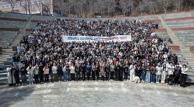 계명대 한국어학당이 올해 한국어 정규과정에 입학한 31개국 출신 1500여 명의 유학생을 환영하는 개강식을 갖고 있다.(사진제공-계명대)