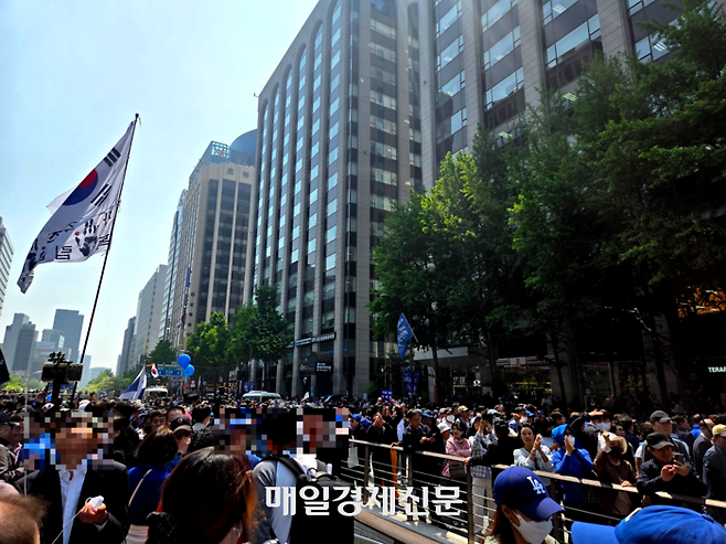 더불어민주당은 제21대 대통령선거 공식선거운동의 막이 오른 12일 서울 광화문 청계광장에서 출정식을 열었다. 민주당 선대위 공보단에 따르면 이날 청계광장 출정식 및 1차 유세에는 약 2만명의 인원이 운집했다. [사진 = 김혜진 기자]