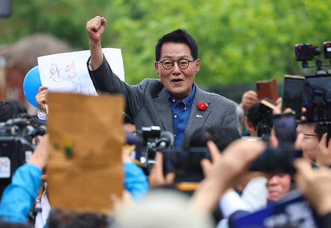 이더불어민주당 박지원 공동선거대책위원장이 지난 11일 전남 화순군 화순읍에서 열린 남도문화벨트 골목골목 경청투어에 참석해 이재명 대선 후보 지지 연설을 하고 있다. [사진 출처 = 연합뉴스]