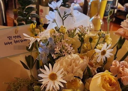 창원 한 음식점이 남진 콘서트 뒤풀이 사기에 속아 준비한 카드와 꽃다발./연합뉴스 제공/