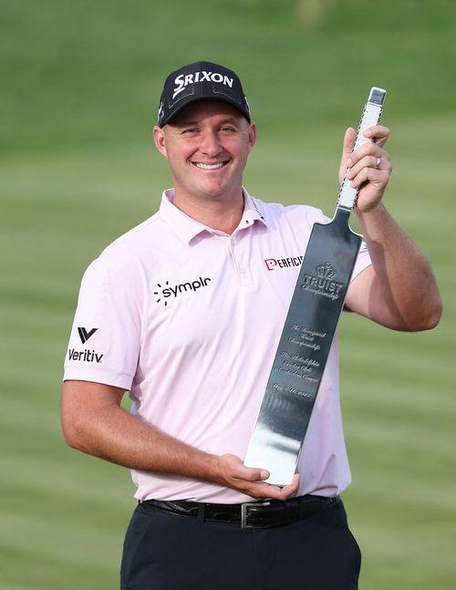 우승컵을 든 제프 슈트라카.  로이터연합뉴스