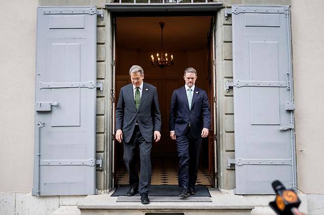 미국 재무장관 스콧 베센트(왼쪽)와 무역대표부(USTR) 대표 제이미슨 그리어가 5월 11일, 제네바 유엔 주재 스위스 대사 관저에서 열린 미·중 고위급 무역협상 후 성명을 발표하기 위해 도착하고 있다. [사진 =  AFP 연합뉴스]