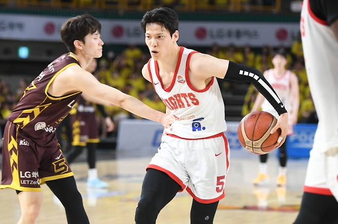 김선형(사진 오른쪽). 사진=KBL