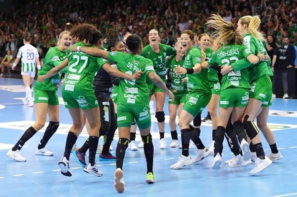 사진 2024-25 K&H 여자 핸드볼 리그 24라운드 경기에서 라이벌 레일 카고 헝가리아를 꺾고 기뻐하는 교리 아우디 선수들, 사진 출처=교리 아우디