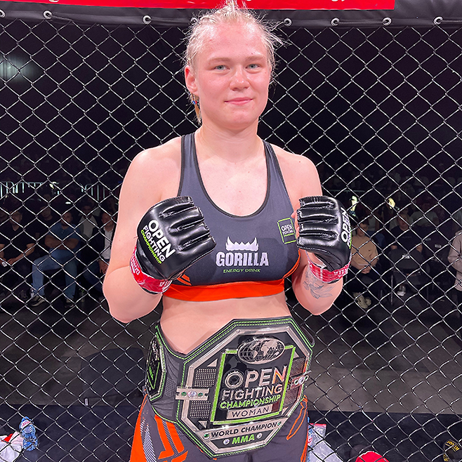 알료나 아기셰바가 2024년 6월 러시아 OFC 여자 밴텀급 챔피언 등극 기념 촬영을 하고 있다. ‘파이트 매트릭스’ 세계랭킹 66명을 보유한 유럽 7위 및 글로벌 23위 규모 종합격투기 단체를 제패했다. 사진=Open Fighting Championship