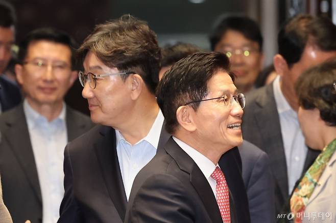 김문수 국민의힘 대선 후보가 11일 서울 여의도 국회에서 열린 의원총회에서 의원들과 인사하고 있다. 뒤로 권성동 원내대표도 의원들과 인사하고 있다.2025.05.11.  /사진=뉴시스