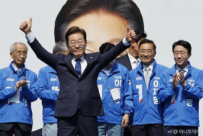 [서울=뉴시스] 조성우 기자 = 이재명 더불어민주당 대선후보가 제21대 대통령선거 공식 선거운동이 시작된 12일 오전 서울 청계광장에서 열린 중앙선거대책위원회 출정식에서 두 팔을 들어 올리며 시민들에 인사하고 있다. (공동취재) 2025.05.12. photo@newsis.com /사진=류현주