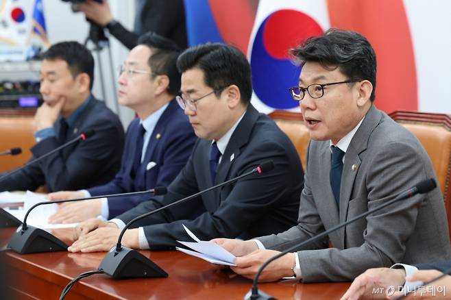 (서울=뉴스1) 안은나 기자 = 진성준 더불어민주당 정책위의장이 29일 오전 서울 여의도 국회에서 열린 원내대책회의에 참석해 발언하고 있다. 2025.4.29/뉴스1  Copyright (C) 뉴스1. All rights reserved. 무단 전재 및 재배포,  AI학습 이용 금지. /사진=(서울=뉴스1) 안은나 기자