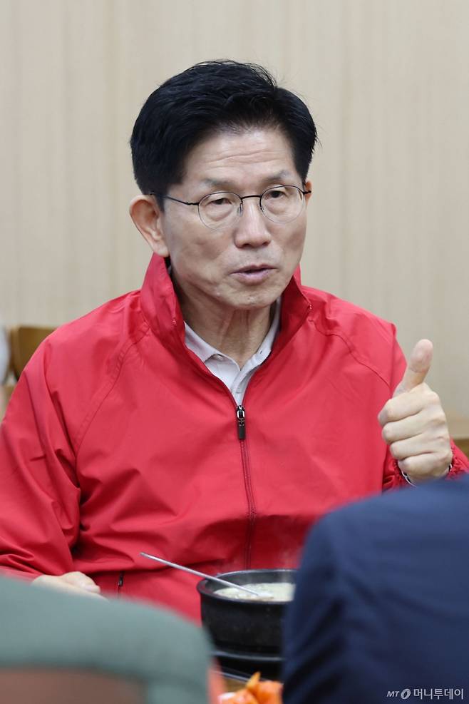 [서울=뉴시스] 권창회 기자 = 제21대 대통령선거 공식 선거운동 첫날인 12일 오전 김문수 국민의힘 대선 후보가 서울 송파구 가락시장을 방문해 순대국밥을 먹으며 ‘엄지척‘을 하고 있다. 2025.05.12. kch0523@newsis.com /사진=권창회