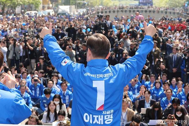 (서울=뉴스1) 안은나 기자 = 이재명 더불어민주당 대통령 후보가 제21대 대통령선거 공식 선거운동이 시작된 12일 오전 서울 종로구 청계광장에서 열린 중앙선거대책위원회 출정식에서 시민들에게 지지를 호소하고 있다. (공동취재) 2025.5.12/뉴스1  Copyright (C) 뉴스1. All rights reserved. 무단 전재 및 재배포,  AI학습 이용 금지. /사진=(서울=뉴스1) 안은나 기자