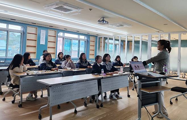 원광보건고 학생들이 원광대 대학일자리플러스센터가 운영한 '커리어브랜딩 스피치 교육'에 참여하고 있다./사진제공=원광대