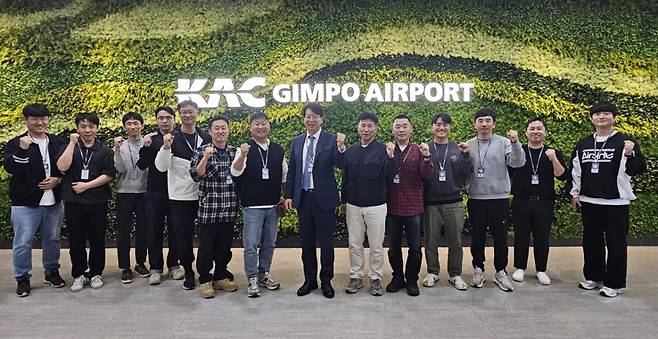 김포공항 현장 전문교육에 참여한 극동대 글로벌대학원 항공우주공학과 대학원생들./사진제공=극동대