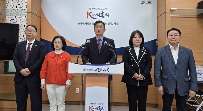 시흥시의회 국민의힘 의원들이 12일 기자회견을 열었다.왼쪽부터 성훈창·윤석경·이건섭·한지숙·안돈의 의원./사진=권현수기자
