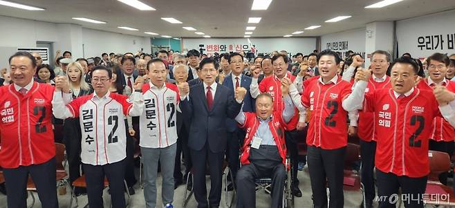 [대전=뉴시스] 조명휘 기자 = 김문수 국민의힘 대선후보가 12일 오후 대전시당에서 열린 충청권 선거대책위원회 출정식에 참석해 승리를 다짐하고 있다. 2025.05.12. photo@newsis.com /사진=조명휘