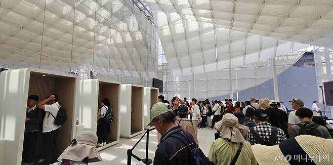 12일 일본 오사카시의 인공섬 유메시마에서 열린 '오사카 만국박람회'(엑스포) 한국관에 입장하기 위해 대기하고 있는 일본 관람객들. / 사진 = 오진영 기자