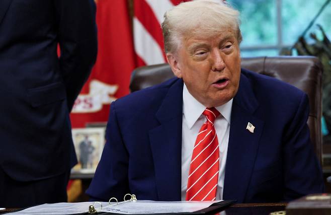 (워싱턴DC 로이터=뉴스1) 류정민 특파원 = 도널드 트럼프 미국 대통령이 8일(현지시간) 워싱턴DC 백악관 오벌 오피스에서 영국과의 무역 협상에 대해 발표하고 있다. 2025.05.08  ⓒ 로이터=뉴스1  Copyright (C) 뉴스1. All rights reserved. 무단 전재 및 재배포,  AI학습 이용 금지. /사진=(워싱턴DC 로이터=뉴스1) 류정민 특파원