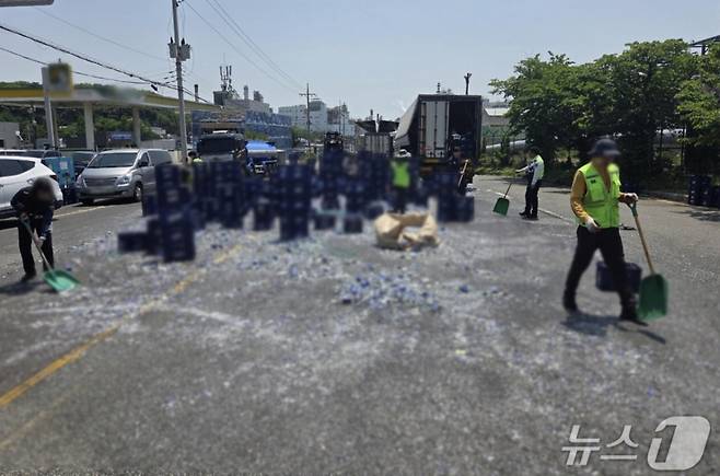 울산 한 도로를 우회전하던 트럭에서 맥주병이 쏟아져 일대 도로가 맥주와 유리 파편으로 2시간가량 마비됐다. 사고 현장의 모습./사진=뉴스1