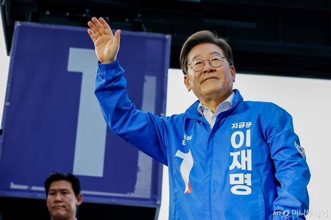 (대전=뉴스1) 안은나 기자 = 이재명 더불어민주당 대통령 후보가 제21대 대통령 선거 공식 선거운동 첫날인 12일 오후 대전 중구 으능정이거리 스카이로드에서 연설에 앞서 인사하고 있다. 2025.5.12/뉴스1  Copyright (C) 뉴스1. All rights reserved. 무단 전재 및 재배포,  AI학습 이용 금지. /사진=(대전=뉴스1) 안은나 기자