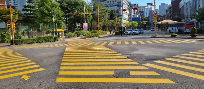 등굣길 안전을 대폭 개선한 초등학교 앞 노란색 횡단보도. /사진제공=수원시