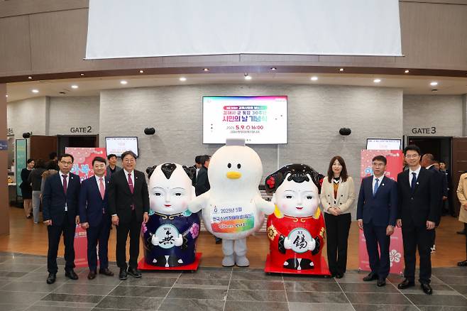 김해시와 중국 우시시 관계자 등이 '아복, 아희' 제막식을 갖고 기념촬영을 하고 있다./사진=김해시