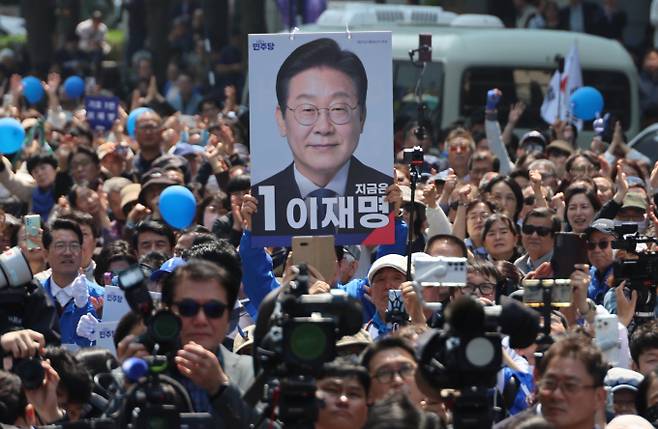 제21대 대통령선거 공식 선거운동이 시작된 12일 오전 서울 청계광장에서 시민들이 이재명 더불어민주당 대선후보의 연설을 듣고 있다. / 사진=공동취재