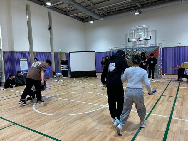 서울 금천구 관내에서 학교밖 청소년들이 또래 친구들과 함께 이색 스포츠 활동을 즐기고 있다. 금천구청 제공