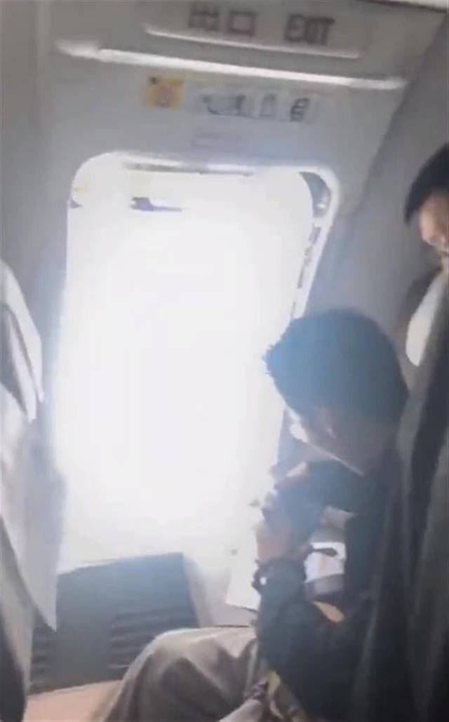 중국 여객기서 승객이 비상구 무단 개방. 지무뉴스 캡처·연합뉴스