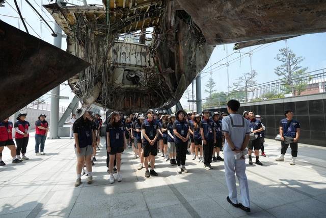 대한민국재향군인회 주최 2024 국토대장정에 참가한 대학생들이  경기 평택 2함대사령부 내 북한 어뢰에 격침됐던 천안함을 관람하고 있다. 대한민국재향군인회 제공
