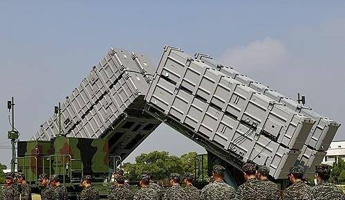 대만의 슝펑 미사일 발사 시스템 앞을 군인들이 지나가고 있다. EPA 연합뉴스