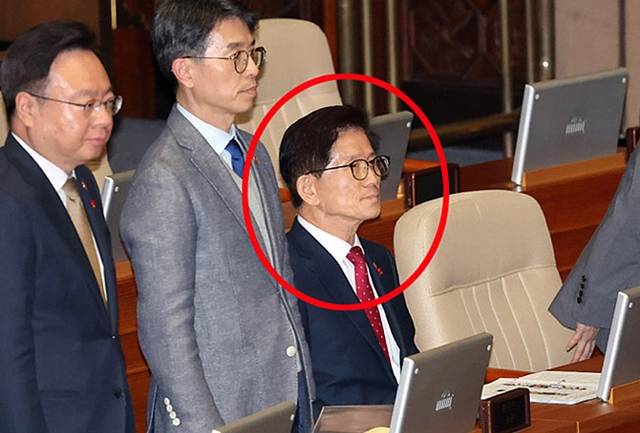 지난해 12월 서울 여의도 국회에서 열린 비상계엄 선포 관련 긴급현안질문에 출석한 조규홍(왼쪽) 보건복지부 장관 등 국무위원들이 서영교 더불어민주당의 계엄 사태와 관련해 사과를 요구하자 자리에서 일어나고 있다. 김문수 당시 고용노동부 장관은 자리에 앉아 있다. 뉴시스