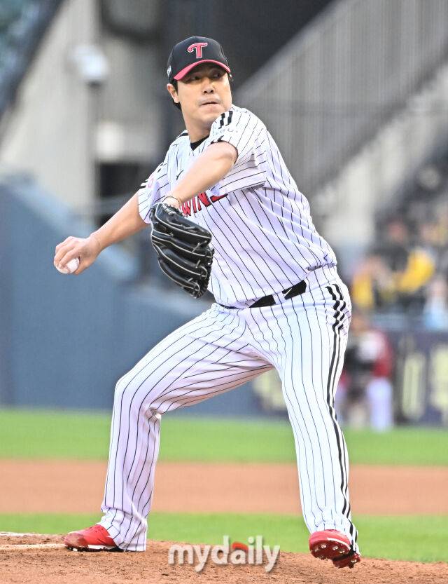 3일 오후 서울 잠실야구장에서 진행된 '2025 프로야구 KBO리그' LG트윈스와 SSG랜더스의 경기. LG 김진성이 역투하고 있다./마이데일리