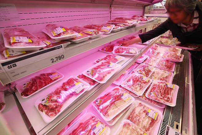 돼지고기 가격이 강세를 보이고 있는 11일 서울의 한 대형마트에서 시민들이 장을 보고 있다. [연합]