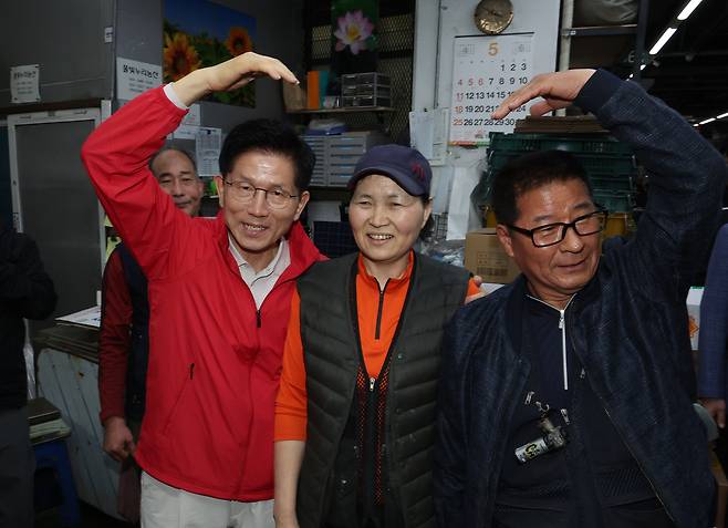 제21대 대통령 선거 공식 선거운동 첫날인 12일 김문수 국민의힘 대선 후보가 서울 송파구 가락시장을 찾아 상인들과 기념촬영을 하고 있다. 2025.5.12 [연합]