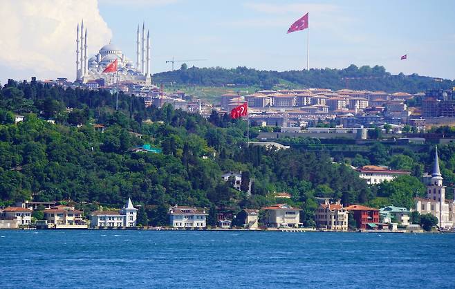 이스탄불 MZ취항 문화예술미식 크루즈여행 거점 갈라타포트에서 본 아시아 지역. 참르자 사원은 6개의 탑을 보유한 블루모스크와 동급으로 지어졌다. 이스탄불이 요즘 아시아구역에 대한 개발을 강화하고 있다.[함영훈 기자]