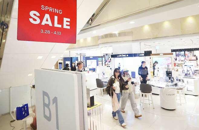 백화점에서 시민들이 쇼핑하는 모습. 기사 내용과는 관계 없음. [연합]