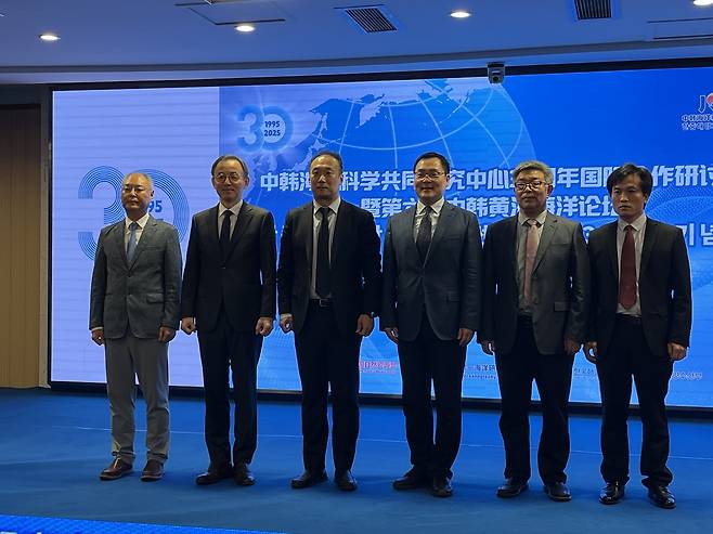 한·중 해양과학공동연구센터 설립 30주년 기념식.  강길모(왼쪽부터)  한·중 해양과학공동연구센터 공동소장, 이희승 KIOST 원장, 김명진 해양수산부 해양정책관, 왕안타오 중국 자연자원부 국제합작사 부사장, 리티에강 자연자원부 제1해양연구소 소장, 란시앙빈 한·중 해양과학공동연구센터 공동소장.[KIOST 제공]