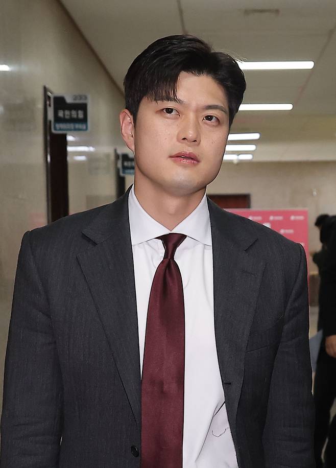 국민의힘 신임 비상대책위원장으로 내정된 김용태 의원이 12일 국회에서 이동하고 있다.   [연합]