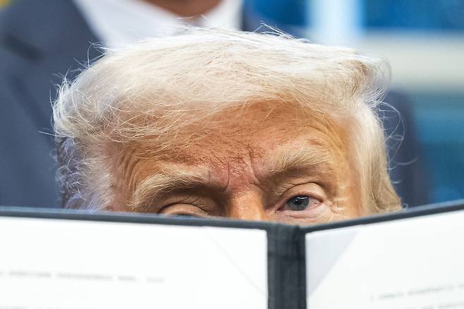 도널드 트럼프 미국 대통령이 지난 5일 미국 워싱턴 D.C. 백악관 타원형 사무실에서 의료와 관련된 일련의 행정 명령에 서명하고 있다. [EPA]