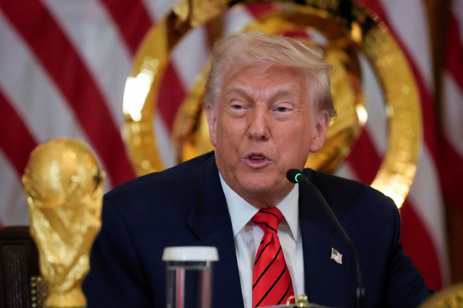 도널드 트럼프 미국 대통령은 6일(현지시간) 백악관에서 열린 내년 국제축구연맹(FIFA) 북미 월드컵 관련 태스크포스 회의에서 각종 현안에 대해 입장을 밝혔다. [AP]