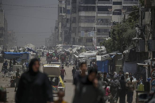 가자지구 북부에서 탈출한 국내 실향민 팔레스타인인들이 11일(현지시간) 가자시티 거리로 이동하고 있다. [EPA]