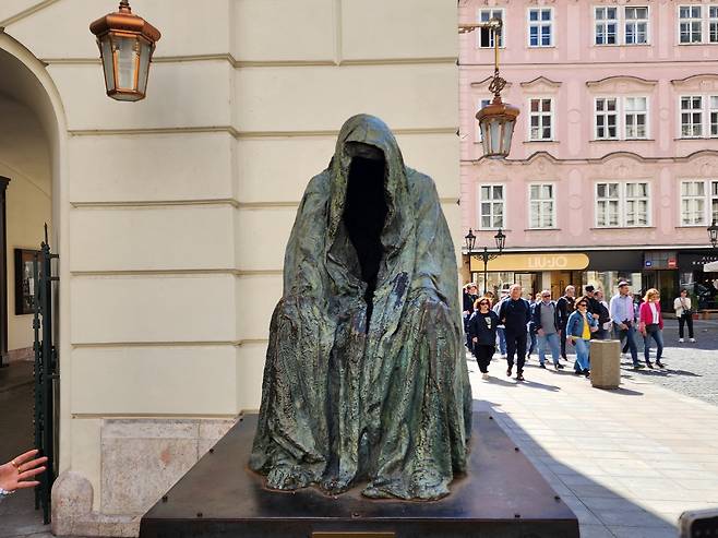 모차르트의 ‘돈 조반니’가 초연된 프라하 에스테이트 극장앞, 오페라 속 심판의 유령 동상